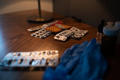 Photo by Ron Lach : https://www.pexels.com/photo/pills-and-ruber-gloves-on-the-table-9902138/